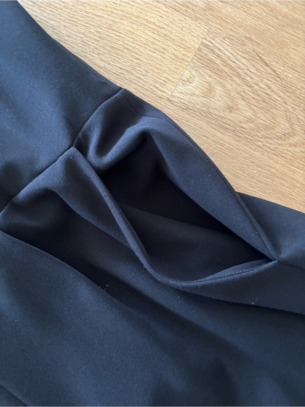 CALVIN KLEIN Sleeveless Lapel Jumpsuit in black. - Picture 4 of 6